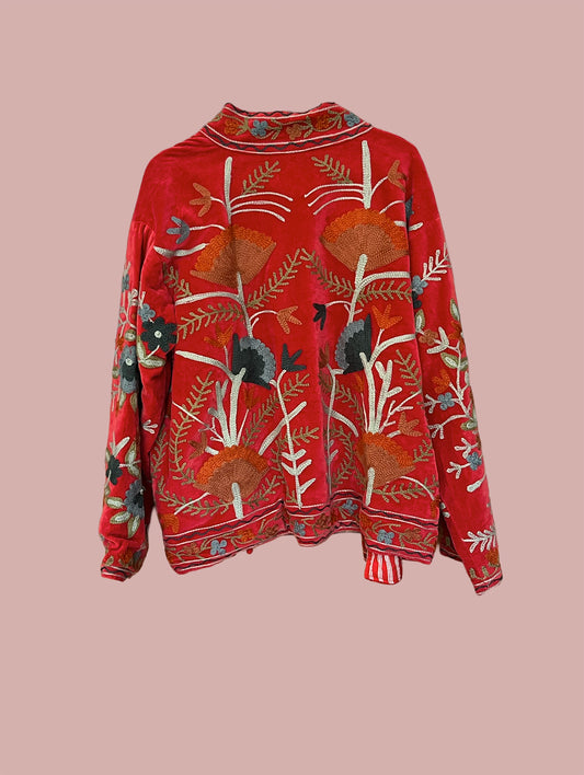 Jakke / Rød med bordeaux, brune, hvide & mørkeblå broderier