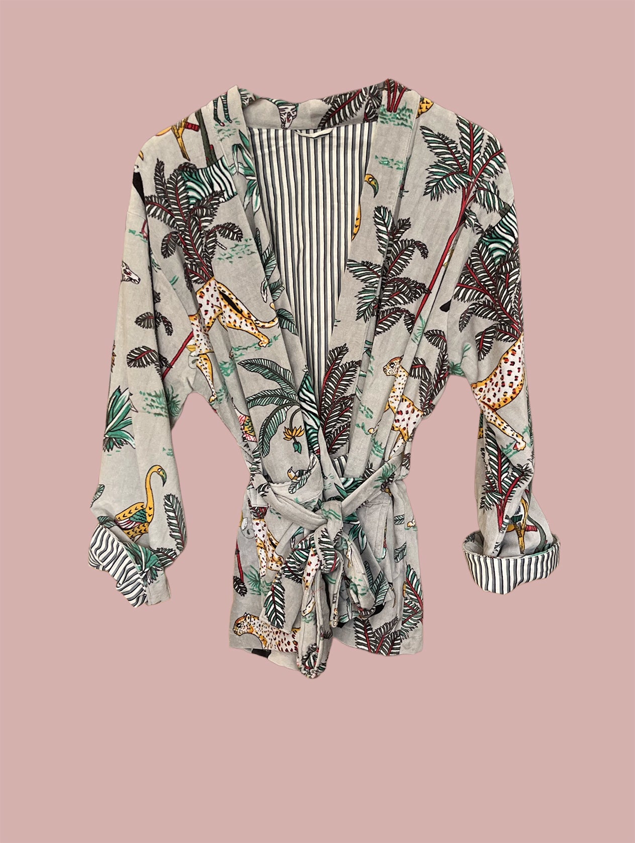 Kort kimono/jakke velour / Grå med gule, grønne og hvide motiver