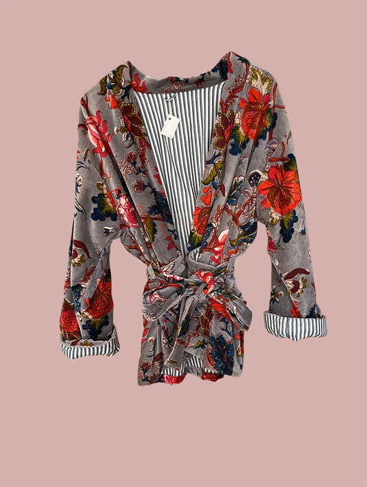 Kort kimono/jakke velour / Grå med bordeaux & røde motiver