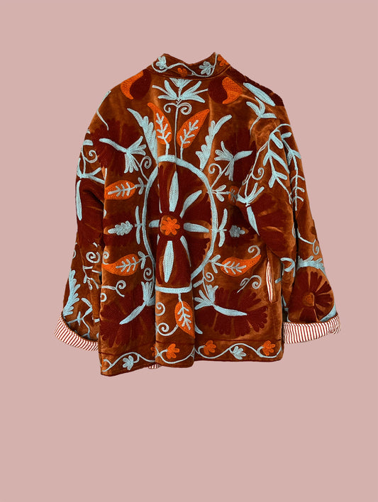 Jakke / Bordeaux med turkis, brune, sorte & røde broderier
