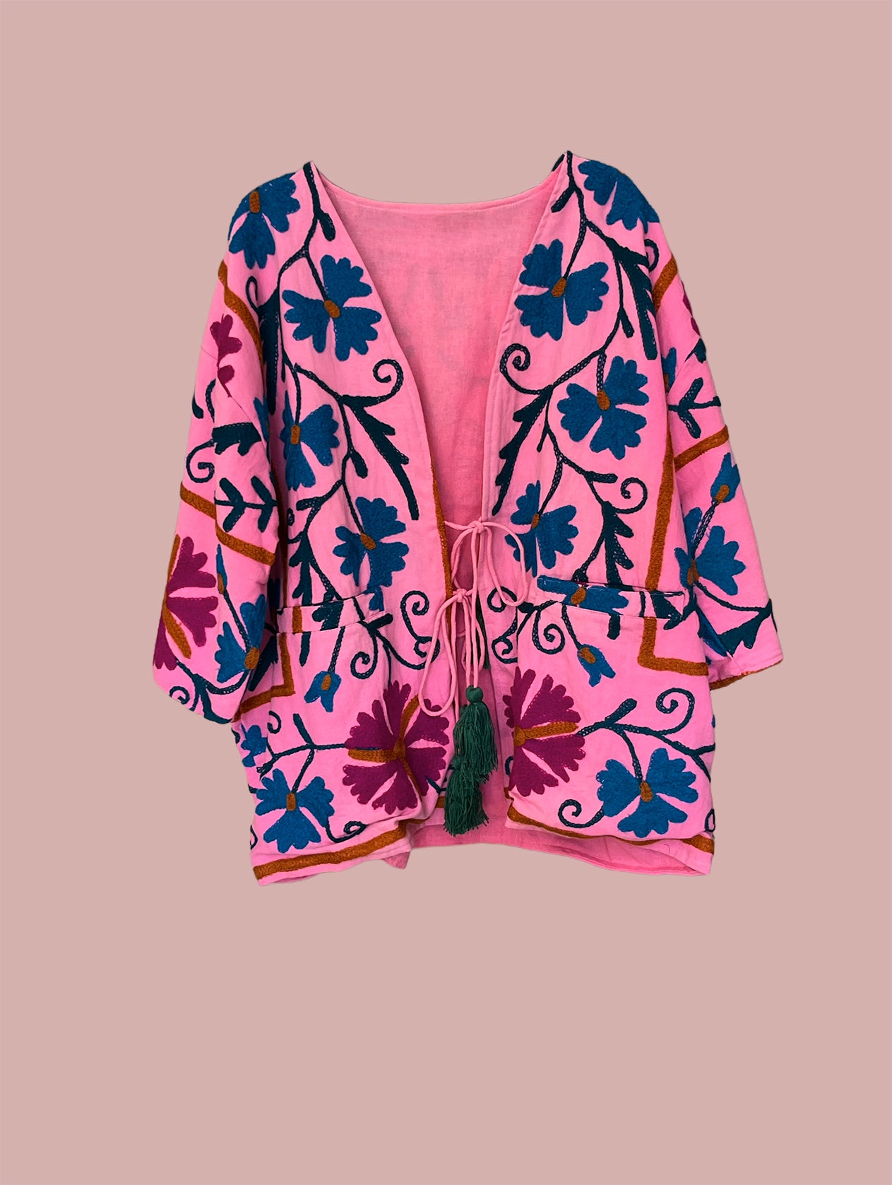 Jakke / Pink med mørkeblå, røde & sorte broderier