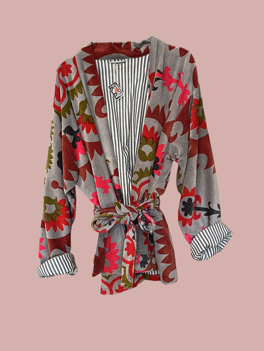 Kort kimono/jakke velour / Grå med mørkeblå, røde & bordeaux motiver