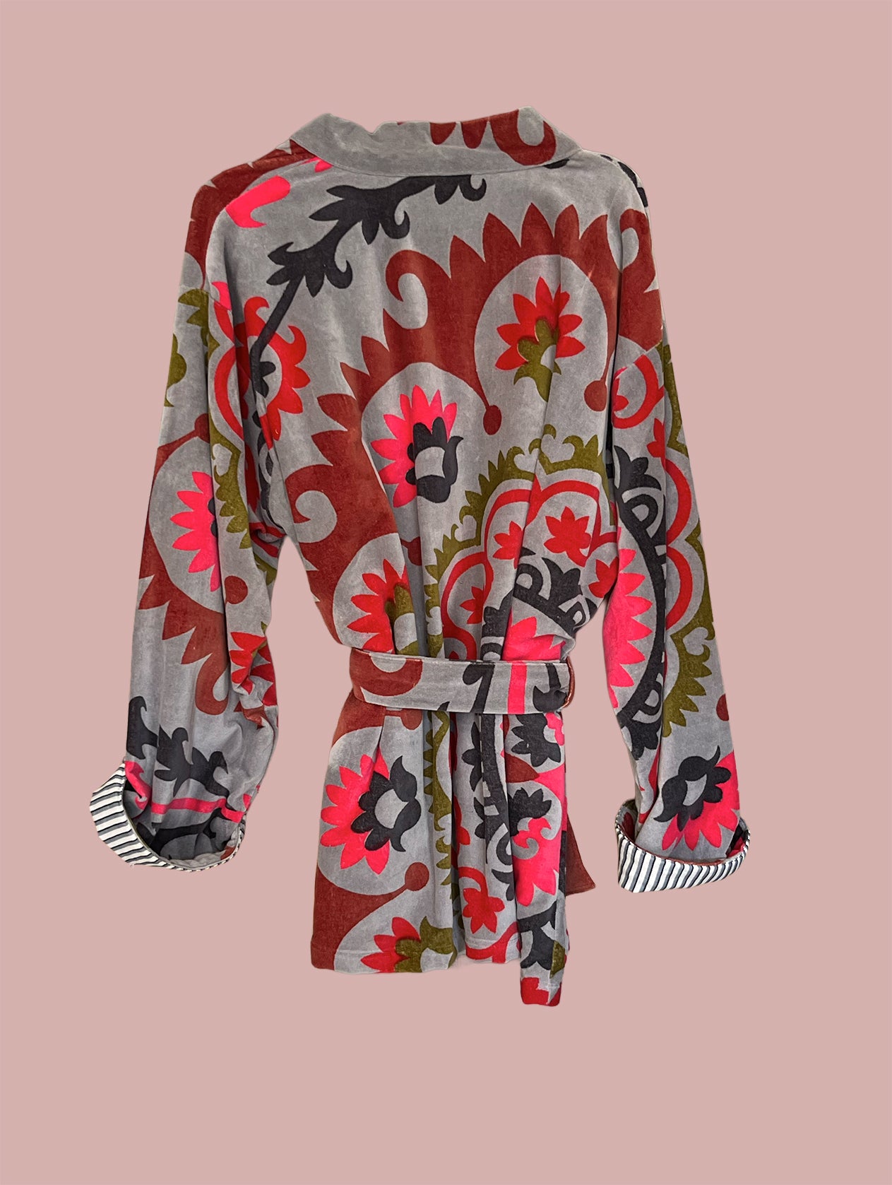 Kort kimono/jakke velour / Grå med mørkeblå, røde & bordeaux motiver