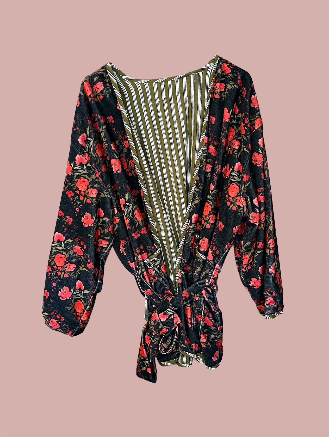 Kort kimono/jakke velour / Mørkeblå med røde & grønne motiver