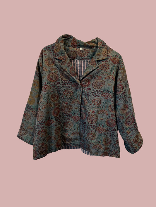 Jakke / støvet blå m. røde detaljer