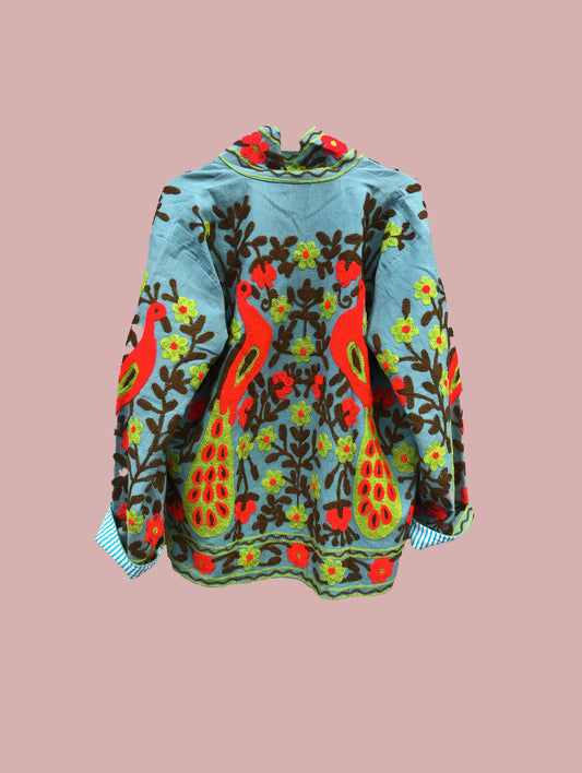 Jakke / Turkis med røde, brune og grønne broderier
