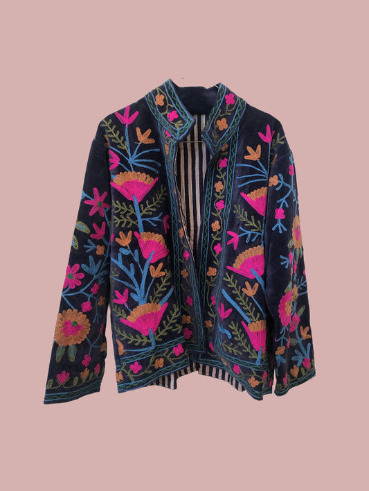 Velour jakke / sort med pink, lyseblå og grønne broderier