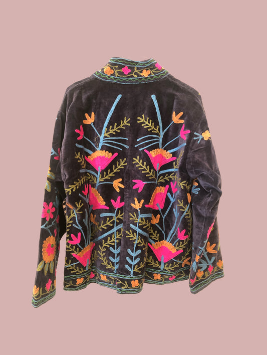Velour jakke / sort med pink, lyseblå og grønne broderier
