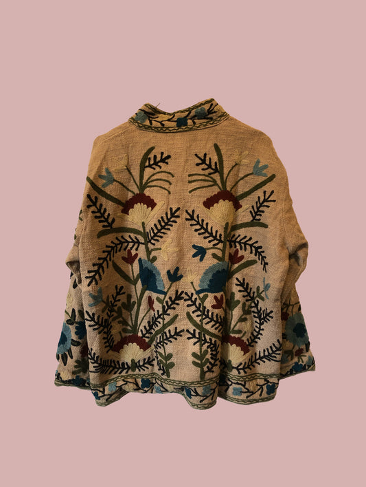 Jakke / Sandfarvet med farvede broderier