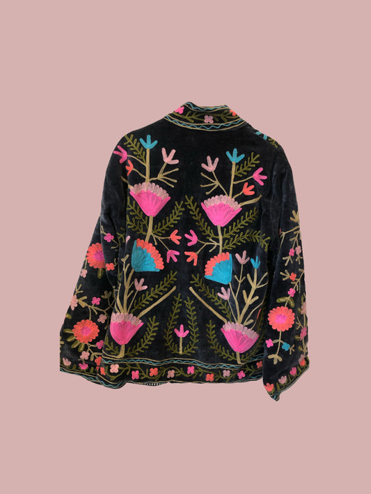 Velour jakke / sort med broderier i varme farver