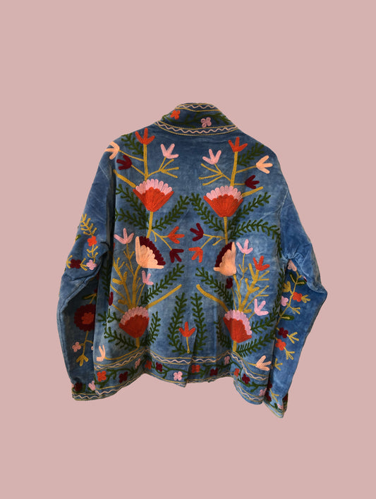 Velour jakke / blå med broderier i varme farver´