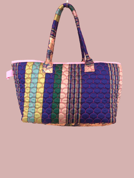 Taske / flerfarvet med mønster i rød tråd