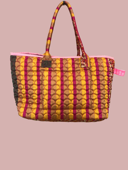 Taske / flerfarvet i varme farver med mønster i rød tråd