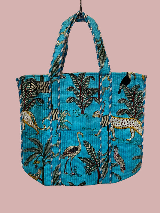 Tote bag / strandtaske, lyseblå med print i varme farver
