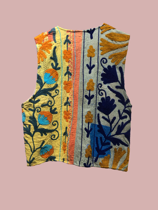 Vest / gul med broderier i grøn,brun og turkish