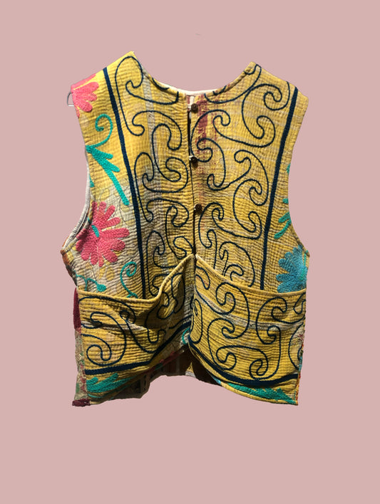 Vest / gul med broderier i varme farver