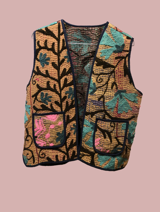 Vest / beige med broderier i sort, lyserød og grønne farver