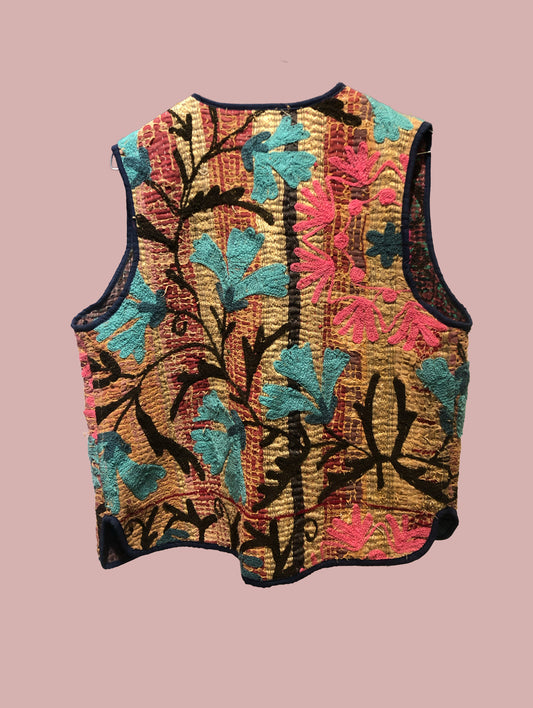 Vest / beige med broderier i sort, lyserød og grønne farver