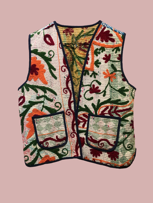 Vest / hvid med broderier i grøn og varme farver