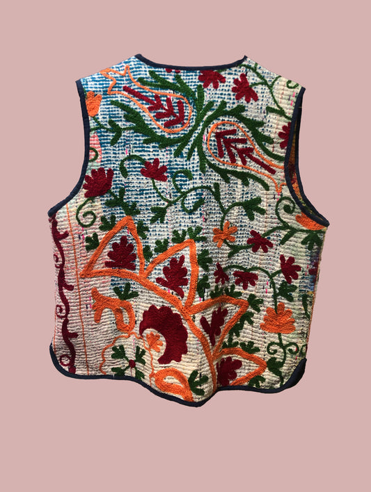 Vest / hvid med broderier i grøn og varme farver