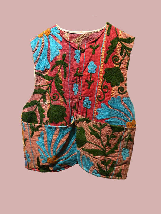 Vest / rød med broderier i grøn, blå og turkish