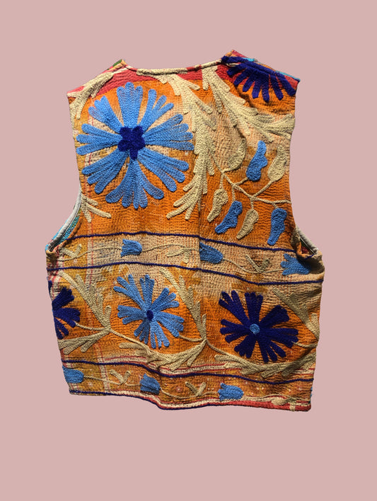 Vest / rød med broderier i grøn, blå og turkish