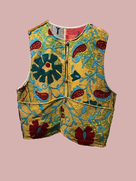 Vest / gul med broderier i grøn,brun og turkish