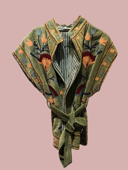 Velour vest / grøn med broderier i varme farver