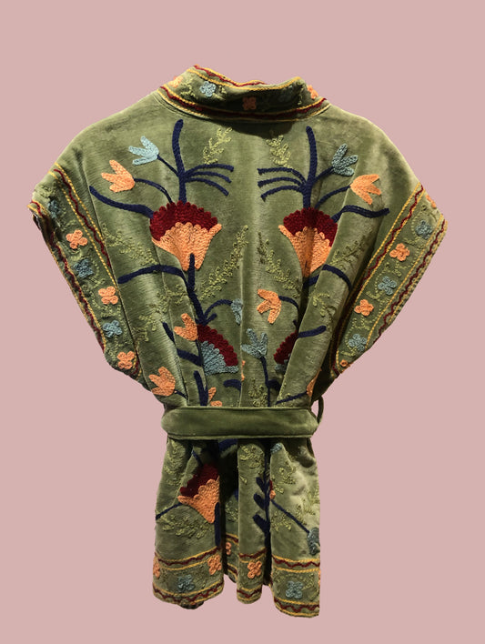 Velour vest / grøn med broderier i varme farver