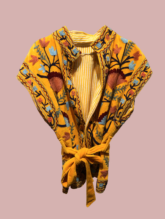 Velour vest / gul med broderier i varme farver
