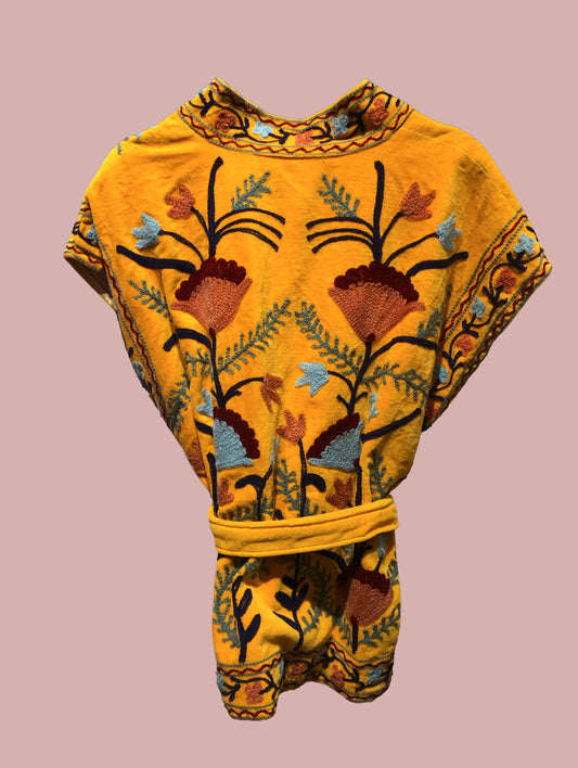 Velour vest / gul med broderier i varme farver