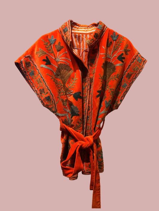 Velour vest / rød med broderier i varme farver