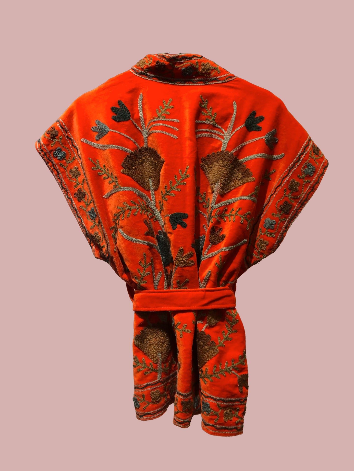 Velour vest / rød med broderier i varme farver