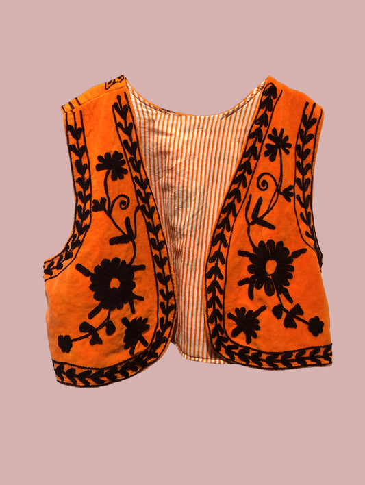 Velour vest / orange med broderier i sort