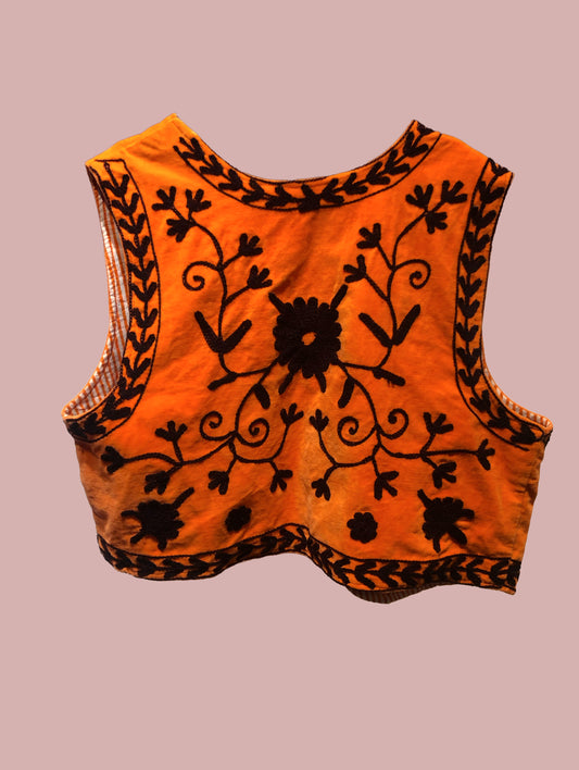 Velour vest / orange med broderier i sort