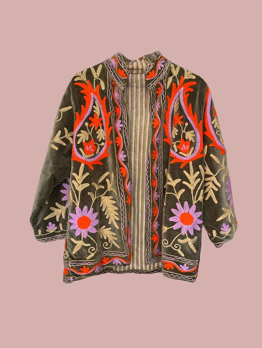 Jakke / Grøn med røde, lilla & bronze broderier