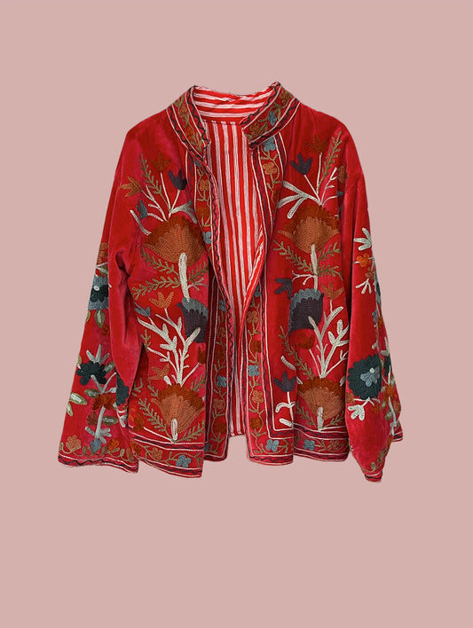 Jakke / Rød med bordeaux, brune, hvide & mørkeblå broderier