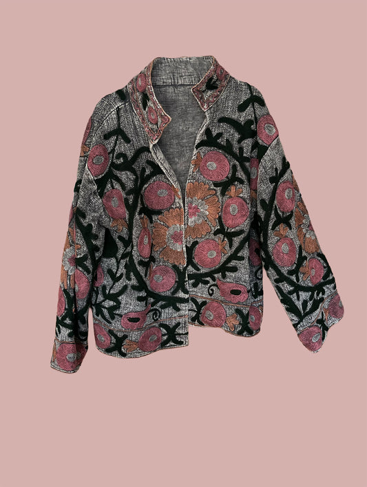 Jakke / Grå med bordeaux, brune & sorte broderier