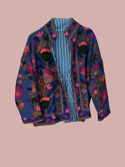 Jakke / Mørkeblå med mørkeblå, røde, pink & sorte broderier