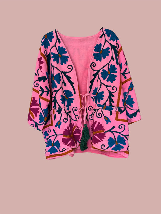 Jakke / Pink med mørkeblå, røde & sorte broderier
