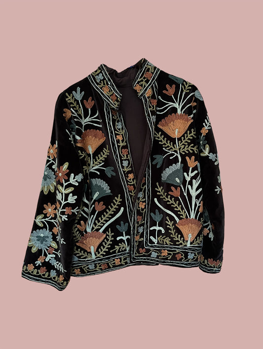 Jakke / Sort med orange, grønne & hvide broderier