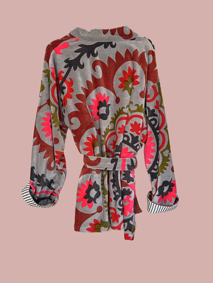 Kort kimono/jakke velour / Grå med mørkeblå, røde & bordeaux motiver