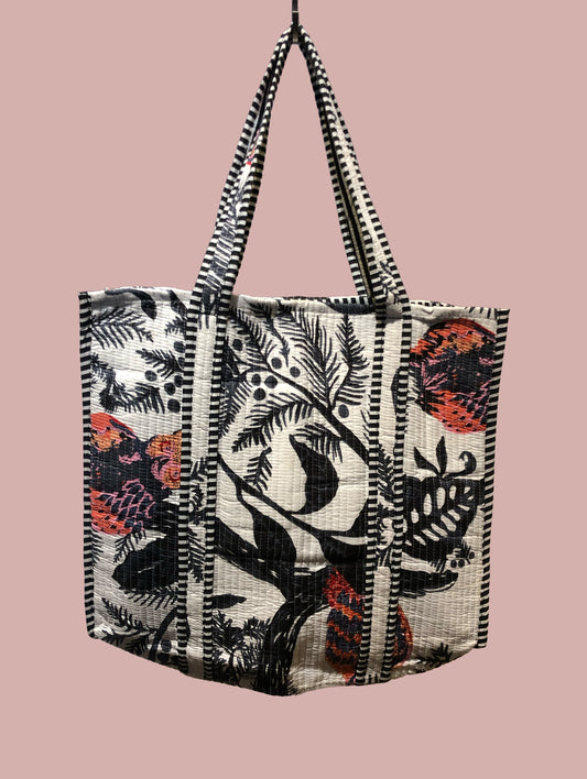 Tote bag / strandtaske, hvid med sorte og røde motiver