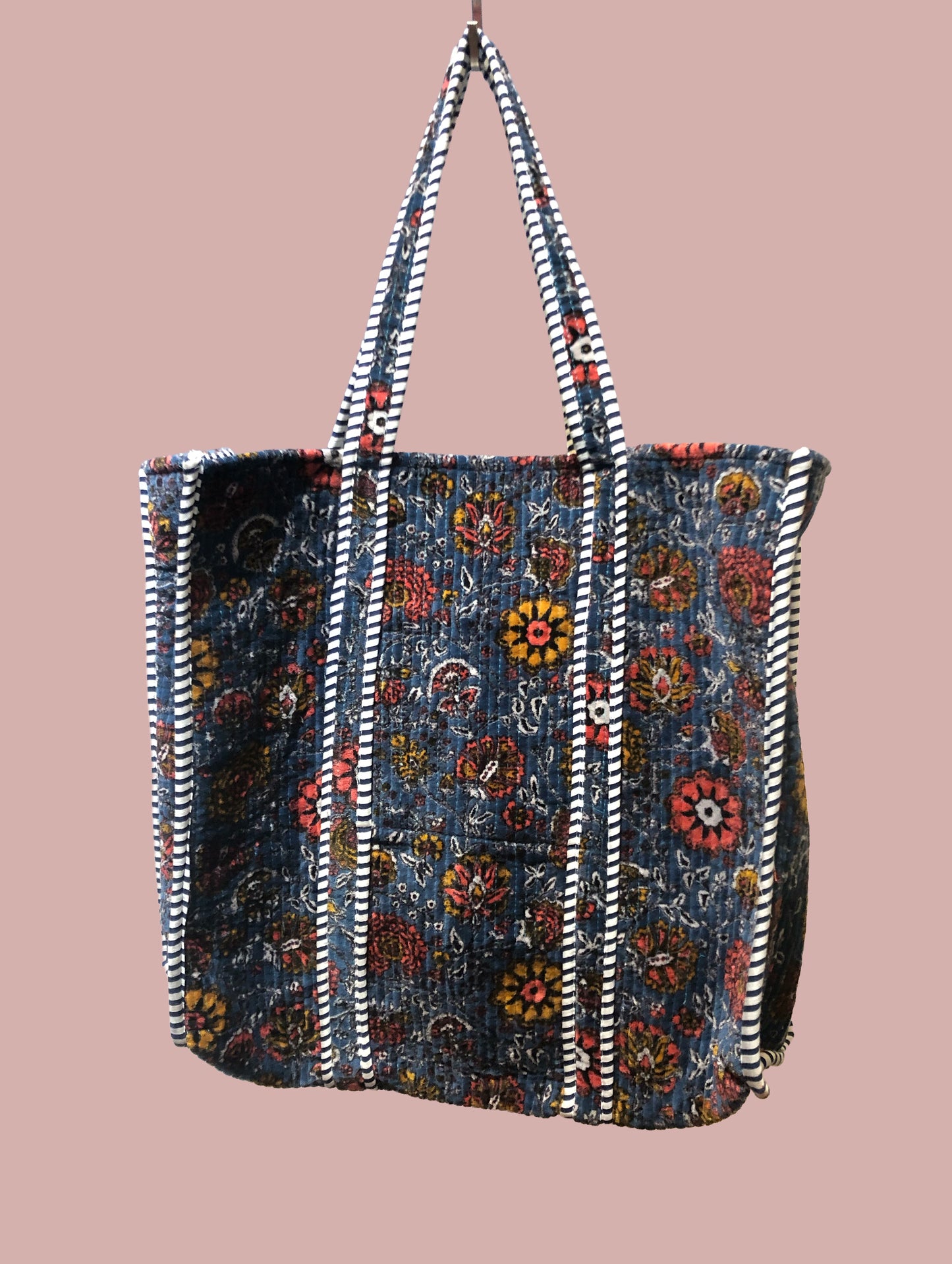 Tote bag / strandtaske, mørkeblå og hvid med mørke motiver i varme farver