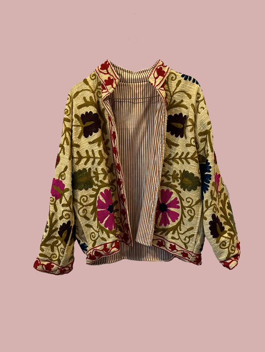 Jakke / Sandfarvet med mørke broderinger