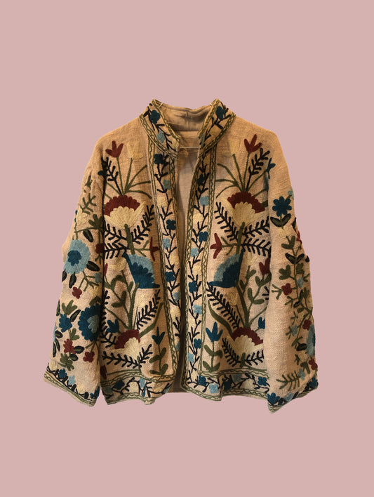 Jakke / Sandfarvet med farvede broderier