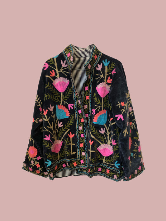 Velour jakke / sort med broderier i varme farver