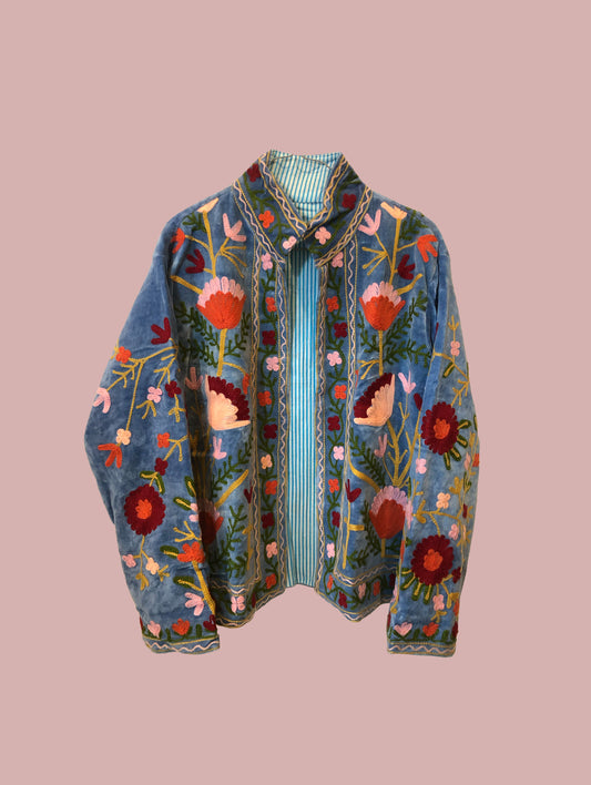 Velour jakke / blå med broderier i varme farver´